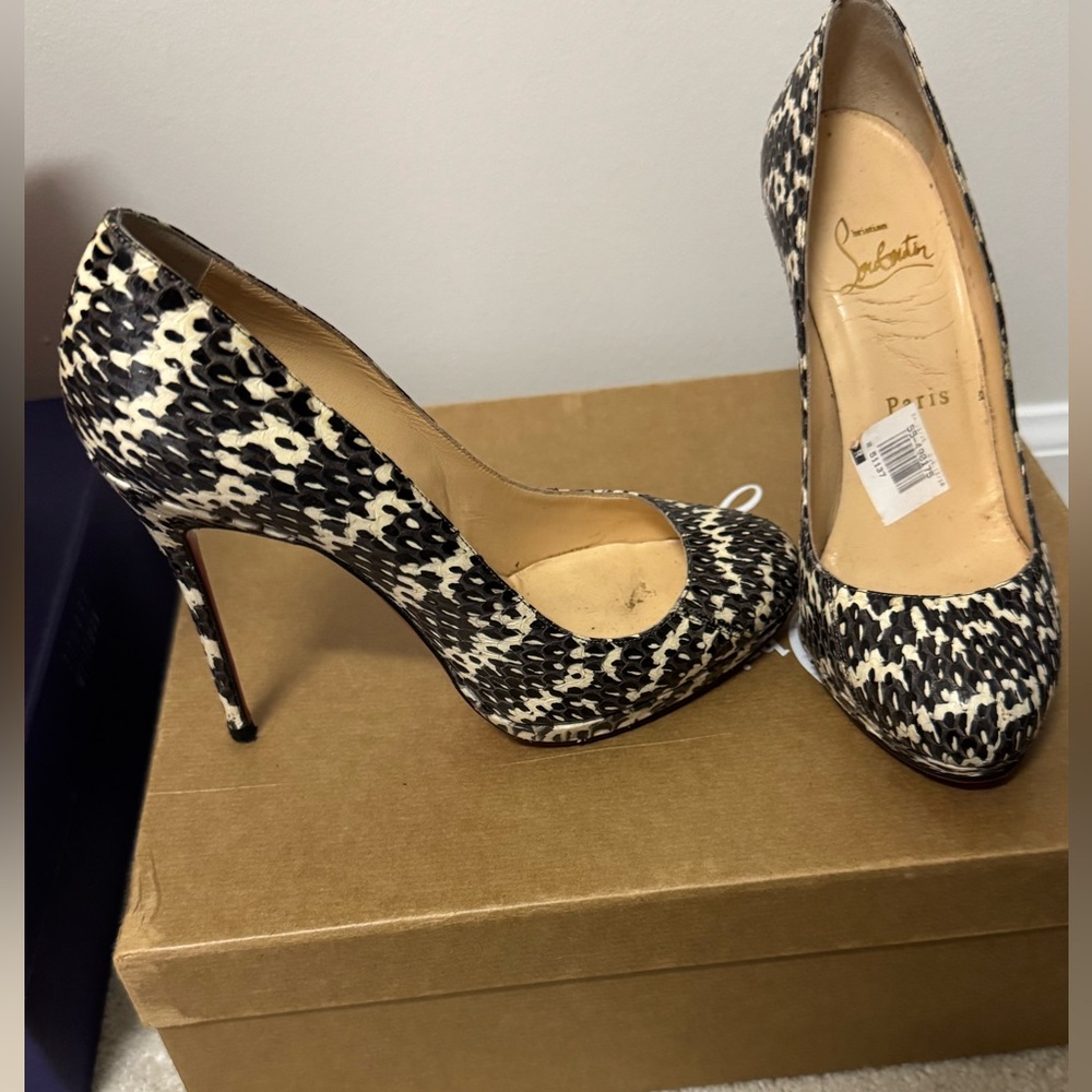 Christian Louboutin Black and White Textured Patent Leather Pumps Snakeskin Prin